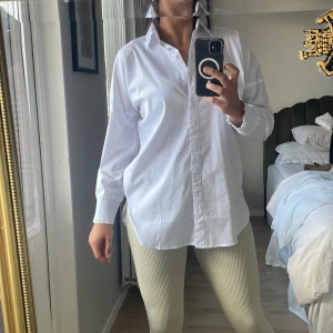 Länge skjorta st: 40 - Längre skjorta i storlek 40, resårärmar.  Oanvänd. 