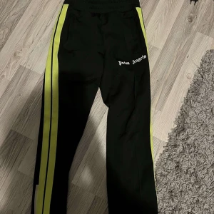 Palm angels byxor - Nyskick i storlek xxs. Möts upp i gbg eller fraktas.  Pris går att diskutera vid snabb affär