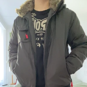 Vinterjacka - Vinterjacka från något märke som heter cool code, den har skön päls och är varm. pris kan diskuterad 