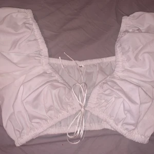 Top!  - Oanvänd. Passar D kupa o lägre. Strl M 