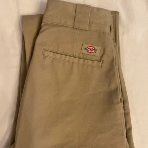 Dickis  - Beiga dickis byxor Som referens jag är vanligtvis en s och de sitter väldigt väldigt tight och de e därför dem säljs, jag är 172cm lång. Byxorna är Waist 24. De finns två små fläcka se bild 3