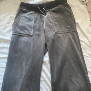 Juicy couture - Säljer dessa juicy byxor då dom inte kommer till användning. Använd ett fåtal gånger🌟Slutsålda på hemsidan!!  Storlek XS och sitter bra i längden på mig som är 171 cm. Nypris 1100kr, mitt pris 750kr🤍 Köparen står för frakt❣️