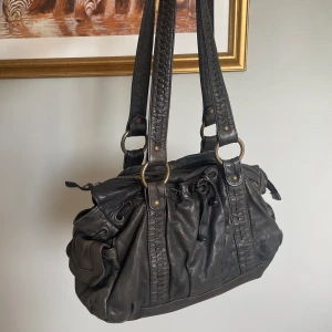 Vintage handväska 🤎 - SÅLD ❗️❗️❗️   Mörkbrun vintage handväska i fint skick! Såå mjuk och skön i materialet. Rymlig 🤎 Frakt 66kr!  Kolla in mina andra annonser, mycket nytt ligger uppe!!