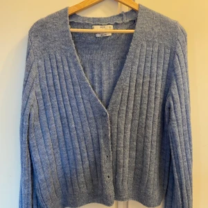 Stickad kofta  - En stickad kofta från Mango i strl M🦋