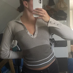 Suuuuperfin beige/ brun topp 🤎 - Världens finaste beige topp, köpt secondhand🤎 Storlek 34/36 men passar även mig som hsr 38. Superfin!!
