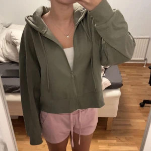 Grön zip hoodie - En grön zip hoodie ifrån zara, väldigt mjukt material innanför, inte använd många gånger, köparen står för frakten 💕