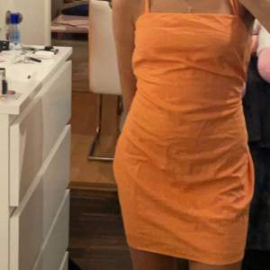 Orange somrig klänning från hm 🧡 Prislappen sitter kvar. Säljer denna klänning då den inte används. Den är ganska ’luftig’ så man kan röra sig i den ordentligt. (Tryck inte på köp nu)