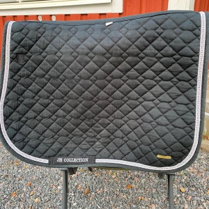 Schabrak  - Svart schack storlek full från JH collection, HÖÖKS. Har vita detaljer med pärlor. Lite päls och smuts förekommer. 