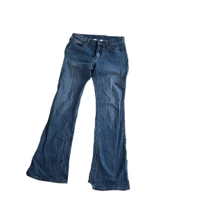 Brielle 90s jeans  - Jeans från brandy, knappt använda. De har insydda snören så att man kan spänna in midjan och trådarna syns inte när man ha på sig byxorna. Skriv om fler frågor och bilder💕 priset är INKLUSIVE Frakt. 