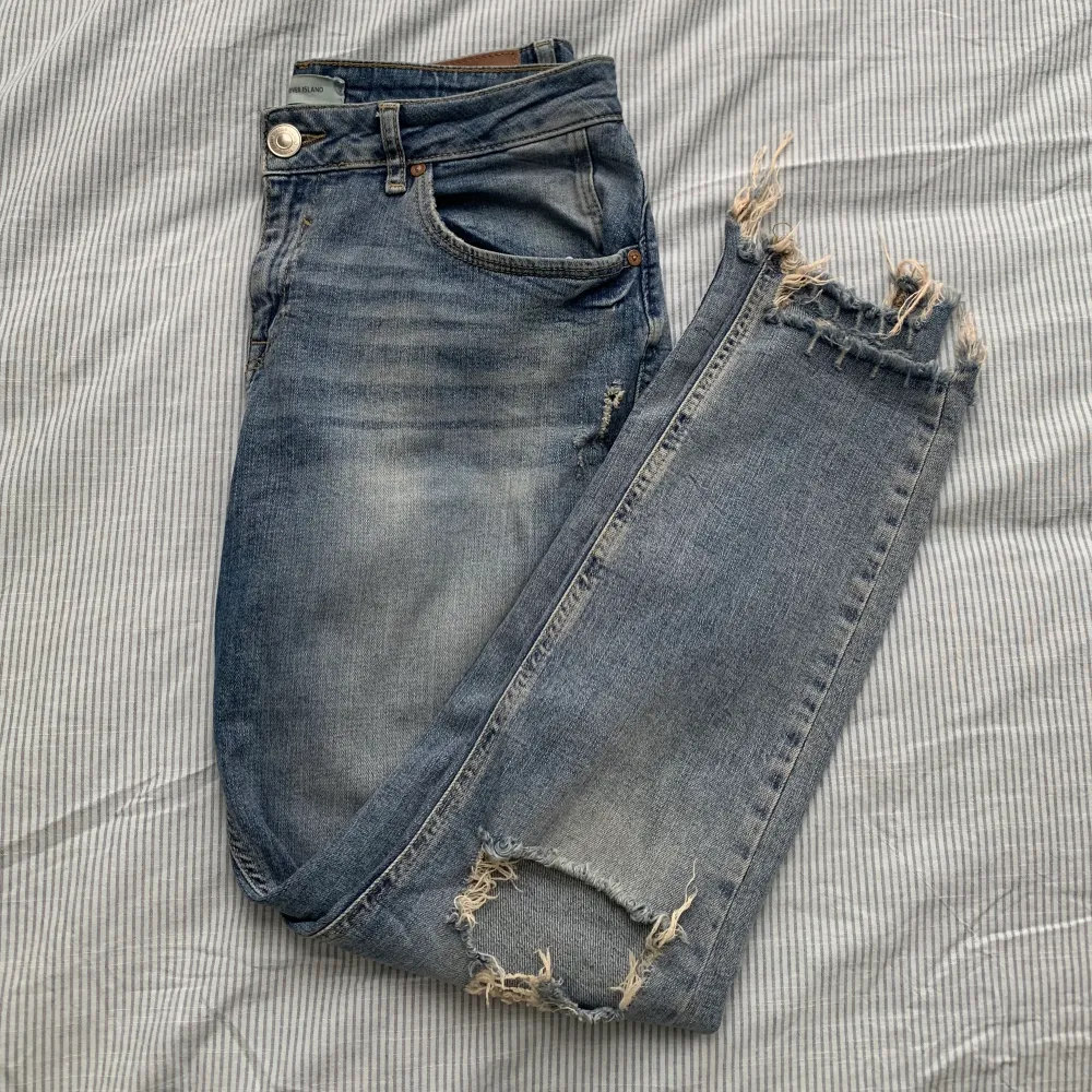 Jeans i söndrig stil från River Island i storlek 12. Skulle säga att dom är med midwaist och en rakare modell. 12 = storlek 40.. Jeans & Byxor.