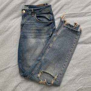 Jeans i söndrig stil från River Island i storlek 12. Skulle säga att dom är med midwaist och en rakare modell. 12 = storlek 40.