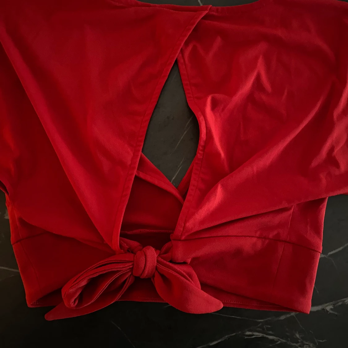 Röd topp med knytning bak från Divided HM, strl. S - 91