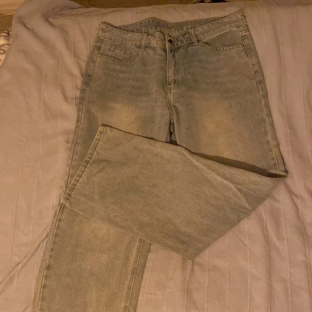 Baggy ljusblåa jeans. Bra skick på jeansen och väldigt fina. Jsg är 175 cm och jeansen är lite stora men passar, storlek M. Nypris 600 jag säljer för 300kr.. Jeans & Byxor.