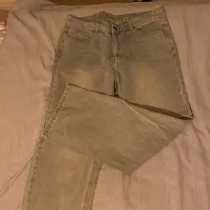 Baggy ljusblåa jeans. Bra skick på jeansen och väldigt fina. Jsg är 175 cm och jeansen är lite stora men passar, storlek M. Nypris 600 jag säljer för 300kr.