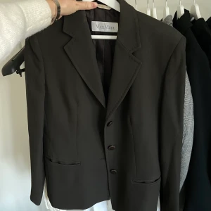 Max Mara Kavaj 100% ull  - Väldigt fin mörkgrön kavaj från Max Mara. Har tyvärr inte kommit till användning i min garderob så nu söker den nytt hem! Rak och avslappnad passform, perfekt till vardags eller över en klänning. Storlek 40, lätt översize på mig som vanligtvis har storlek 36. 