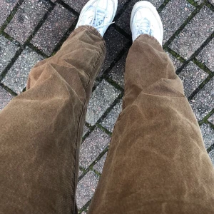 Boulevard storlek M - Super sköna byxor som sitter bra, lagom långa nere vid fötterna, färgen är lite mörkare än på bild då de var blixt på.(gå på första bilden när det kommer till färg) Använt fåtal gånger.