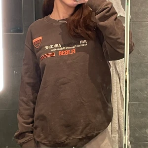 Sweatshirt 🤎 - Jätte fin sweatshirt från ett märke jag inte känner till. Kommer inte till användning då jag inte gillar passformen på mig, den är väldigt stor på mig som oftast har xs-s😊
