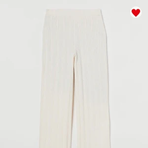 Mjukis byxor - As fina och goa mjukisbyxor från hm, helt nya kvar i förpackning, säljer då jag tyckte de satt lite för stort på mig, slutsålda i storlek xs och S ordinarie pris 249kr