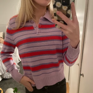 Randig tröja - Randig tröja ifrån Asos med krage och knappar. Aldrig använd. ❤️