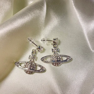 Vivienne Westwood örhängen - Kopia av Vivienne westwood örhängen super fina och oanvända, köparen står för frakten💞