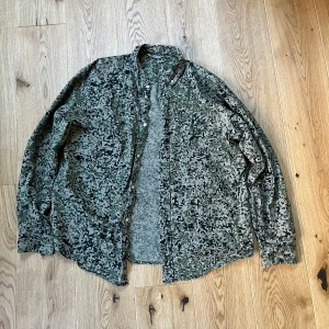 Carhart skjorta  - Skjorta från second hand. Inga stora skador  Andvänt typ en gång Storlek:XXL men sitter som en XL