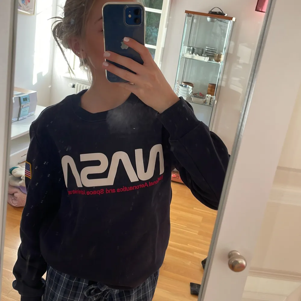 En nasa sweatshirt i bra skick. Bekväm sweatshirt som passar till allt💗. Tröjor & Koftor.