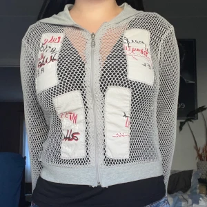 Style kofta  - Jätte söt kofta med fishnet ärmar och coolt tryck på bröstet🥰 den har en luva! Det står M/L men jag har S i koftor