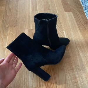 Newyorker - Oanvända stövletter från newyorker i mocka imitation. Strl 36.