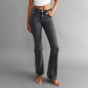 Oanvända med prislappar kvar. Modell: Low waist bootcut jeans. Glömde skicka tillbaka i tid.