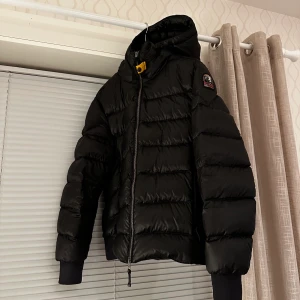 Parajumpers Sheen  - Parajumpers Vinterjacka i modellen Sheen, Nyskick. Storlek M. Säljs pga ingen användning. Köpt i Johnells. Hör av dig vid funderingar!