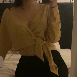 Beige knyt tröja - Denna fina tröjan köpte jag för ungefär ett år sen och har absolut ingen användning av idag. Har haft på mig den Max 5 gånger och den är som ny. Den är köpt för 399kr.