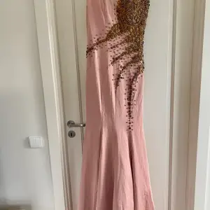 Klänningen är i perfekt skick! 