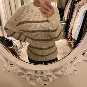 Tröja - Säljer denna fina tröja. Tröjan är köpt på lager 157, ganska lång (är 165)