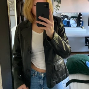 Svart skinnjacka - Svart jacka perfekt till hösten. Bra skick. 