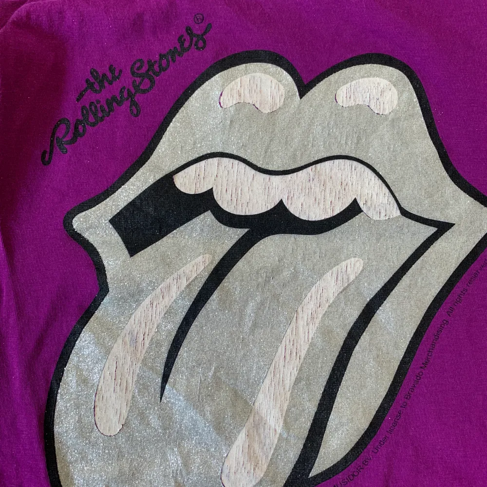 Baby tee med rolling Stones tryck. Toppar.