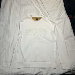 HugoBoss crewneck - Hej! Säljer min HugoBoss crewneck som är varsamt använd (ca 2-3 gånger), 10/10 skick. Ny pris 1199:- Meddela gärna mig vid frågor och funderingar:)