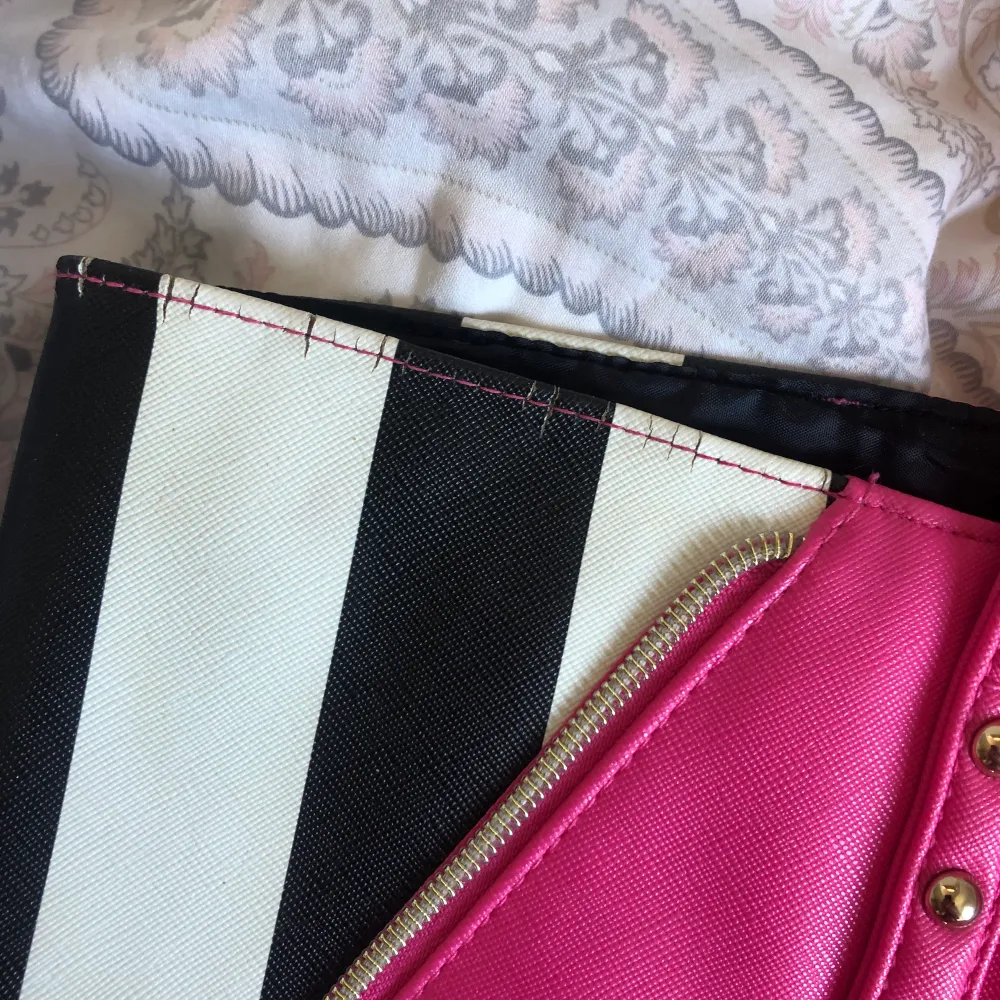 Juicy couture väska Små sprickor upptill (se bild 3). Väskor.