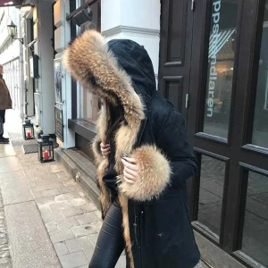 Päls jacka  - Svart, äkta päls. Pris sänks vid snabb affär🤍 skriv om du har flera frågor🤍