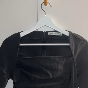 Klänning från Zara - Skitsnygg svart/mörkgrå klänning i ett väldigt stretchigt material från Zara. Storlek M, men skulle säga att den sitter som en XS/S. Lite för kort för mig som är 168, därav säljer. Tvättad 2 ggr. Nypris ca 450 (minns ej helt) Köpt hösten 2021