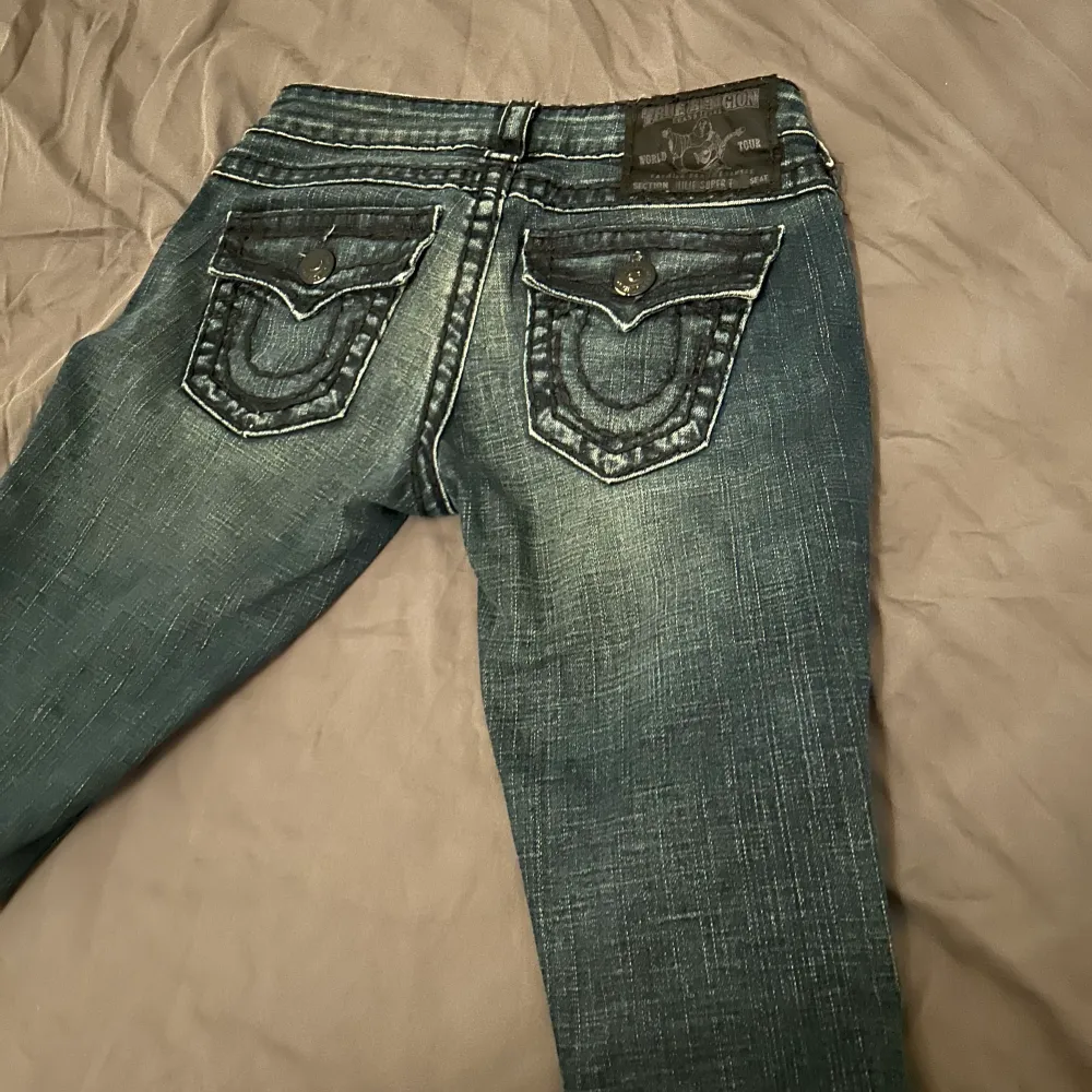 Säljer dessa snygga jeans från tru religion, de är i bra skick och har inga defekter. Skriv för fler bilder eller frågor, säljer pgd att dom är för långa ❤️❤️. Jeans & Byxor.