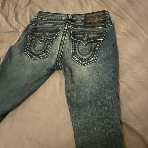 Säljer dessa snygga jeans från tru religion, de är i bra skick och har inga defekter. Skriv för fler bilder eller frågor, säljer pgd att dom är för långa ❤️❤️