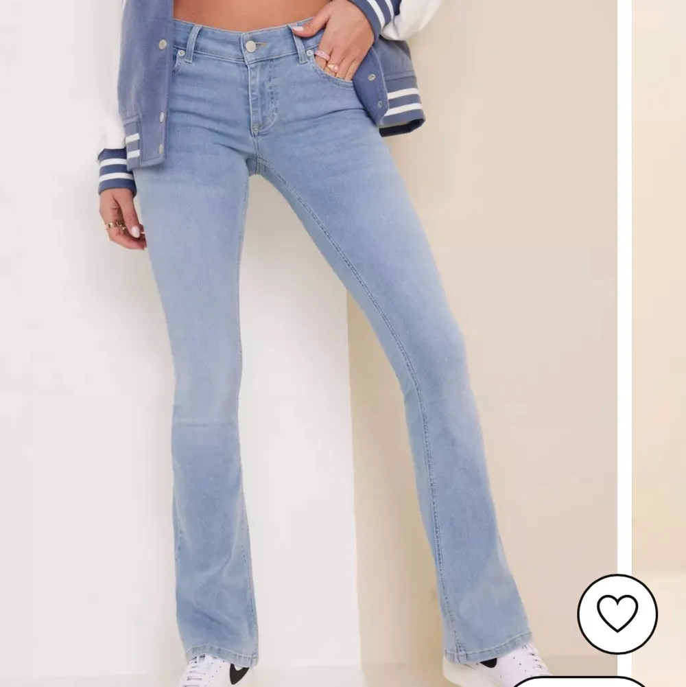 Säljer dessa snygga jeans från Nelly, dom är endast använda några gånger, skriv för fler bilder eller frågor 💗. Jeans & Byxor.