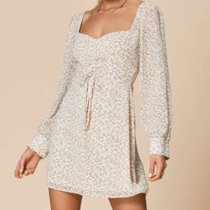 Adoore - Denna klänning är helt oanvänd, prislappen sitter kvar och har tillomed orignalförpakningen kvar då jag skulle skicka tillbaka men missa sista datumet. Säljer den för att den var förstor för mig! 