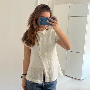 Kofta!! - Säljer denna sååå fina kofta från Vero Moda!!! Storlek men men skulle säga att den passar mindre oxå💗