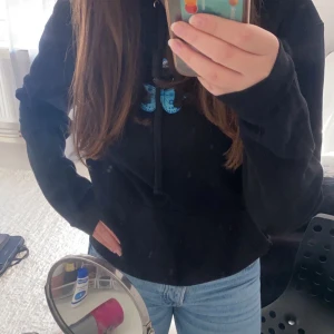 Hoodie - Svart fjärils hoodie i storlek S, säljer den då den inte kommer till användning längre men är i väldigt bra skick. Inte alls nopprig och är i väldigt skönt material. Ordinarie pris 550kr och säljer den för 200kr plus frakt.