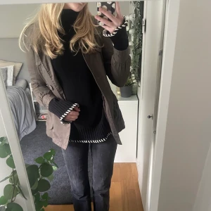 Oversize turtleneck - Ocersize turtleneck perfekt till hösten. Har fina vita detaljer, vilket gör den skit snygg med även jacka. Jag köpt för ett år sen men bara använt 3/4 gånger. Den är köpt från NAKD från amelie star’s kollektion. ❤️ säljer vid bra pris. 
