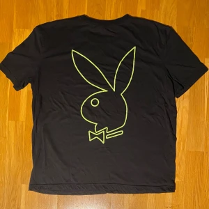 Playboy T-shirt - Playboy T-shirt i bra skick.  