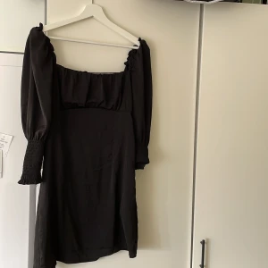 Festklänning  - Superfin fest klänning, med knytning i ryggen. Klänningen är aldrig använd. Möts helst upp i Stockholm men kan även skickas mot en fraktkostnad 🥰 