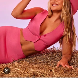 Snyggt rosaset - (Första bilden är lånad) Jättefint rosa set från Nelly. Kjolen är S, använd endast 1 gång och toppen Xs, är aldig använd. Kan köpas som ett set eller var för sig med bud. Möts helst upp i Stockholm men går att skicka också mot en fraktkostnad 💓