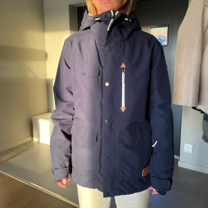 Skidjacka - Fin skidjacka från Everest i väldigt bra skick!! Storlek 42 (jag har normalt 36) för jag ville ha den mer oversized. Nypris va 1200kr, säljs ej längre! Kontakta mig om du är intresserad eller har några frågor 💕